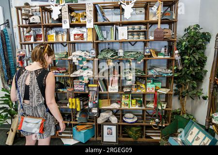 Hendersonville Caroline du Nord, Old Lab Designs Mercantile, cadeaux de vêtements modernes vintage, femme femme femme femme femme, résident adulte, intérieur intérieur à l'intérieur, Banque D'Images