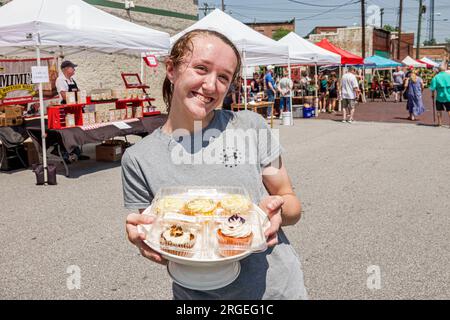 Hendersonville Caroline du Nord, Hendersonville Farmers Market, Maple Street, tenant des cupcakes de produits de boulangerie, femme souriante femme dame femme femme, adulte, résident, A. Banque D'Images