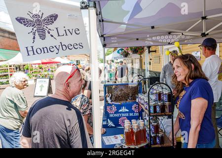 Hendersonville Caroline du Nord, Hendersonville Farmers Market, Maple Street, abeilles mellifères vivantes, homme homme homme homme, femme femme femme femme femme femme, adultes residen Banque D'Images