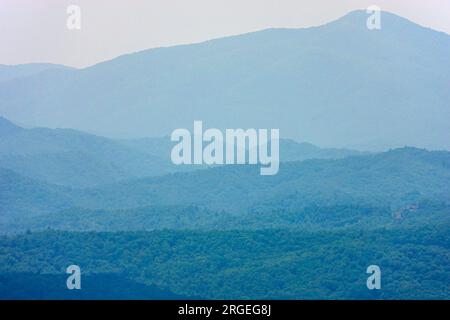 Laurel Park North Carolina, Jump Off Rock Overlook, Appalaches Blue Ridge Mountains paysages brumeux Banque D'Images