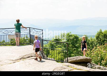 Laurel Park North Carolina, Jump Off Rock Overlook, Appalachian Blue Ridge Mountains paysages arbres, garde-corps, mère de famille, fils fille garçon g Banque D'Images