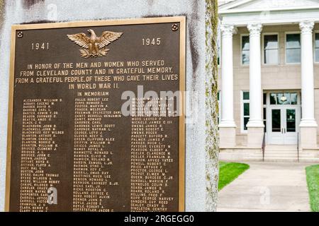 Shelby Caroline du Nord, plaque commémorative en laiton de la Seconde Guerre mondiale a donné vie, palais de justice historique du comté de Cleveland, extérieur, façade du bâtiment e Banque D'Images