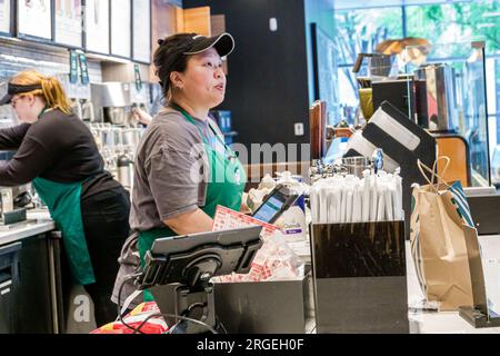 Charlotte Caroline du Nord, Starbucks Coffee, baristas derrière le comptoir, femme femme femme femme femme femme, adulte, résidents, intérieur intérieur à l'intérieur, travail des employés Banque D'Images