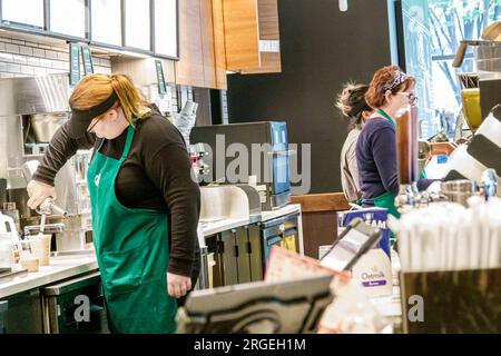 Charlotte Caroline du Nord, Starbucks Coffee, baristas derrière le comptoir, femme femme femme femme femme femme, adulte, résidents, intérieur intérieur à l'intérieur, travail des employés Banque D'Images