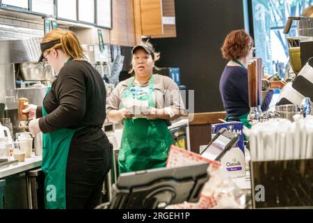 Charlotte Caroline du Nord, Starbucks Coffee, baristas derrière le comptoir, femme femme femme femme femme femme, adulte, résidents, intérieur intérieur à l'intérieur, travail des employés Banque D'Images