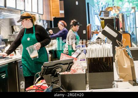 Charlotte Caroline du Nord, Starbucks Coffee, baristas derrière le comptoir, femme femme femme femme femme femme, adulte, résidents, intérieur intérieur à l'intérieur, travail des employés Banque D'Images