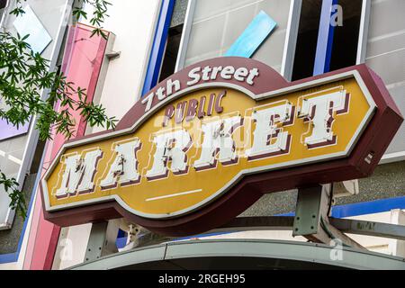 Charlotte Caroline du Nord, 7th Street Indoor public Market, enseigne au néon, extérieur, entrée principale du bâtiment, informations de signe, promotion Banque D'Images