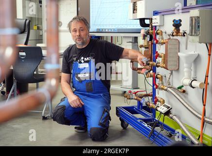 PRODUCTION - 18 juillet 2023, Brandenburg, Gross Kreutz/OT Götz : instructeur Reinhold Illgen, photographié dans le laboratoire de pompes à chaleur du Handwerk Training and innovation Campus (BIH). Les maîtres artisans, compagnons et apprentis sont formés et éduqués dans le centre de formation moderne des métiers qualifiés. Photo : Soeren Stache/dpa Banque D'Images