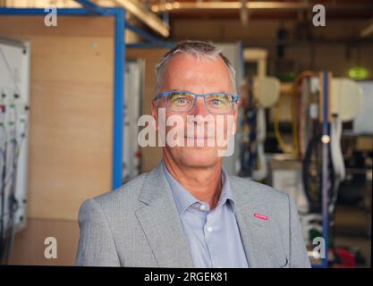 PRODUCTION - 18 juillet 2023, Brandebourg, Gross Kreutz/OT Götz : Thilo Jänsch, directeur du Campus d'éducation et d'innovation de la Chambre des métiers de Potsdam (BIH), photographié dans le laboratoire de pompes à chaleur de la BIH. Les maîtres artisans, compagnons et apprentis sont formés et éduqués au centre de formation moderne pour les métiers qualifiés. (Vers dpa « plus d'expertise en matière de pompes à chaleur dans la demande - booster pour les métiers spécialisés ? ») Photo : Soeren Stache/dpa Banque D'Images