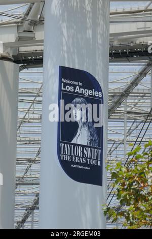 Inglewood, Californie, USA 8 août 2023 vue générale de l'atmosphère au chanteur/compositeur Taylor Swift Eras Tour Sofi Stadium concerts, nuit 5 de 6 spectacles à guichets fermés de 70 000 tous les soirs au Sofi Stadium le 8 août 2023 à Inglewood, Californie, USA. Photo de Barry King/Alamy Live News Banque D'Images