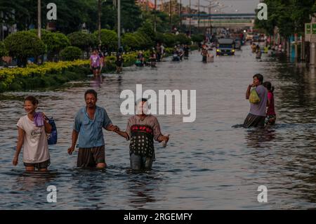 La crise climatique. Les résidents de Bangkok pataugent dans les eaux de crue sur Phahon Yothin Road, Bangkok, Thaïlande le lundi 31 octobre 2011. © Kraig Lieb Banque D'Images