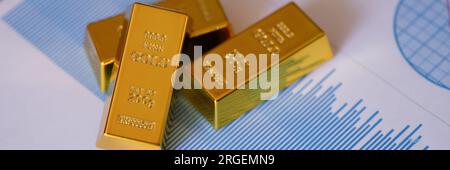 Les barres d'or sur les rapports financiers et les graphiques se rapprochent. Banque D'Images