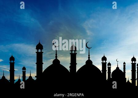 Mosquées Dôme sur ciel crépusculaire bleu foncé et croissant sur fond, symbole religion islamique Ramadan et espace libre pour le texte arabe, Eid al-Adha, Eid Banque D'Images