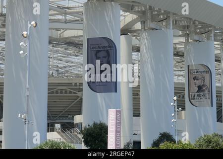 Inglewood, Californie, USA 8 août 2023 vue générale de l'atmosphère au chanteur/compositeur Taylor Swift Eras Tour Sofi Stadium concerts, nuit 5 de 6 spectacles à guichets fermés de 70 000 tous les soirs au Sofi Stadium le 8 août 2023 à Inglewood, Californie, USA. Photo de Barry King/Alamy Live News Banque D'Images