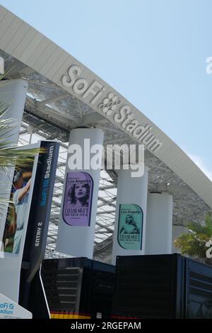 Inglewood, Californie, USA 8 août 2023 vue générale de l'atmosphère au chanteur/compositeur Taylor Swift Eras Tour Sofi Stadium concerts, nuit 5 de 6 spectacles à guichets fermés de 70 000 tous les soirs au Sofi Stadium le 8 août 2023 à Inglewood, Californie, USA. Photo de Barry King/Alamy Live News Banque D'Images