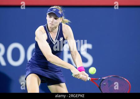 08 août 2023 : Elena Rybakina (KAZ) revient le ballon lors du match de deuxième tour de l’Open Banque nationale WTA au Stade IGA à Montréal, Québec. Daniel Lea/CSM Banque D'Images