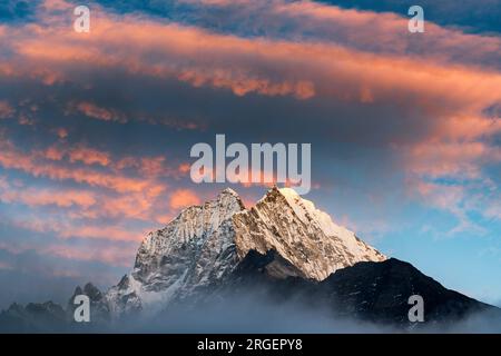 Coucher du soleil vu de Namche Bazar, au Népal Banque D'Images