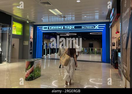 Moskau, Russie. 08 août 2023. Les gens entrent dans un cinéma dans un centre commercial à Moscou. (À dpa: "En attendant "Barbie" : où la Russie évite les sanctions cinématographiques - et où pas") crédit : Hannah Wagner/dpa/Alamy Live News Banque D'Images