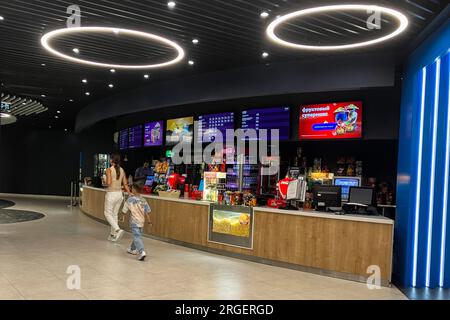 Moskau, Russie. 08 août 2023. Les gens entrent dans un cinéma dans un centre commercial à Moscou. (À dpa: "En attendant "Barbie" : où la Russie évite les sanctions cinématographiques - et où pas") crédit : Hannah Wagner/dpa/Alamy Live News Banque D'Images