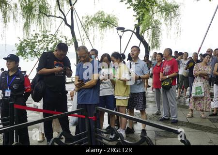 **CHINE CONTINENTALE, HONG KONG, MACAO ET TAIWAN OUT** les mascottes des Jeux asiatiques de Hangzhou aident à vendre des graines de lotus et des feuilles de lotus dans un ba caritatif Banque D'Images