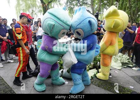 **CHINE CONTINENTALE, HONG KONG, MACAO ET TAIWAN OUT** les mascottes des Jeux asiatiques de Hangzhou aident à vendre des graines de lotus et des feuilles de lotus dans un ba caritatif Banque D'Images