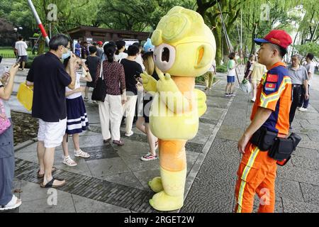 **CHINE CONTINENTALE, HONG KONG, MACAO ET TAIWAN OUT** les mascottes des Jeux asiatiques de Hangzhou aident à vendre des graines de lotus et des feuilles de lotus dans un ba caritatif Banque D'Images