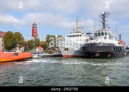 Baltiysk, région de Kaliningrad, Russie - 02 octobre 2021 : navires de sauvetage amarrés sur le rivage à Baltiysk Banque D'Images