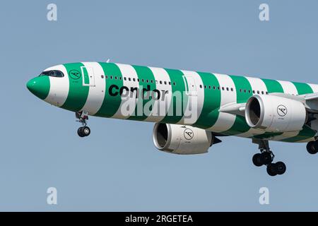 Richmond, Colombie-Britannique, Canada. 7 août 2023. Un avion de ligne Condor Airbus A330neo (A330-941) (D-ANRA) a volé en approche finale pour atterrir à l'aéroport international de Vancouver. (Image de crédit : © Bayne Stanley/ZUMA Press Wire) USAGE ÉDITORIAL SEULEMENT! Non destiné à UN USAGE commercial ! Banque D'Images