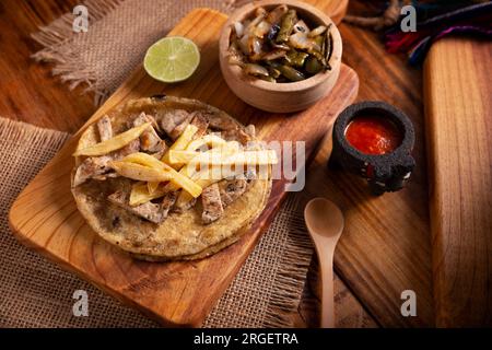 Taco de steak de bœuf avec frites. taco très populaire au mexique appelé taco de bistec ou carne asada, rôti de bœuf maison servi sur une tortilla de maïs. moi Banque D'Images