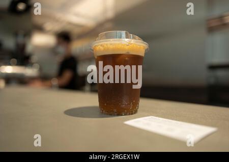 Infusion froide de café avec tonique servi avec de la glace sur un fond gris. Prêt à partir. Caféine glacée. Boisson rafraîchissante artisanale d'été tendance. Vue latérale. Banque D'Images