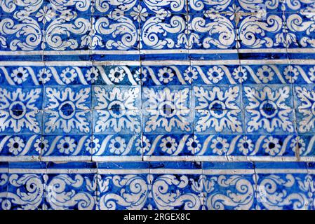 Motif de sol en carrelage portugais, carreaux bleus indigo sans couture de Lisbonne, design en céramique géométrique vintage, basé sur des motifs arabes orientaux traditionnels - ar Banque D'Images