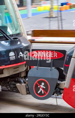 Signalisation et barrière pour empêcher les personnes de traverser entre les voitures lorsque les tramways sont arrêtés après qu'une fille a été piégée et tuée sous un tramway en 2023 Banque D'Images