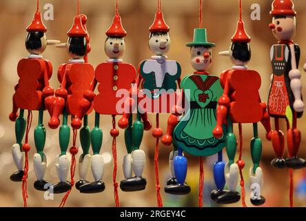 Cracovie, Pologne - 19 décembre 2021 : jouet traditionnel en bois de Pinocchio vendu dans la boutique de souvenirs de Cracovie. Banque D'Images