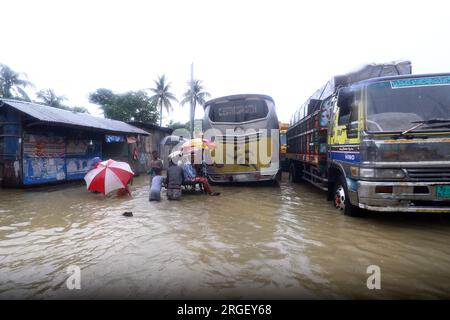 Chattogram. 9 août 2023. Des véhicules ont traversé une rue inondée à Chattogram, Bangladesh, le 8 août 2023. Des jours de pluies torrentielles ont frappé la ville portuaire du Bangladesh, Chattogram, à quelque 242 km au sud-est de la capitale Dhaka, inondant les zones de faible altitude et perturbant la circulation routière, avec la plus forte averse enregistrée jusqu'à présent cette année lundi.Roads, les ruelles et les bylanes dans certaines parties de la première ville portuaire du pays sont allés sous la cheville jusqu'à l'eau des genoux, causant d'immenses difficultés aux navetteurs et à ses millions d'habitants. Crédit : Xinhua/Alamy Live News Banque D'Images