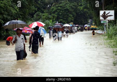 Chattogram. 9 août 2023. Des piétons se promenaient dans une rue inondée à Chattogram, Bangladesh, le 8 août 2023. Des jours de pluies torrentielles ont frappé la ville portuaire du Bangladesh, Chattogram, à quelque 242 km au sud-est de la capitale Dhaka, inondant les zones de faible altitude et perturbant la circulation routière, avec la plus forte averse enregistrée jusqu'à présent cette année lundi.Roads, les ruelles et les bylanes dans certaines parties de la première ville portuaire du pays sont allés sous la cheville jusqu'à l'eau des genoux, causant d'immenses difficultés aux navetteurs et à ses millions d'habitants. Crédit : Xinhua/Alamy Live News Banque D'Images