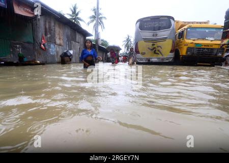 Chattogram. 9 août 2023. Des piétons se promenaient dans une rue inondée à Chattogram, Bangladesh, le 8 août 2023. Des jours de pluies torrentielles ont frappé la ville portuaire du Bangladesh, Chattogram, à quelque 242 km au sud-est de la capitale Dhaka, inondant les zones de faible altitude et perturbant la circulation routière, avec la plus forte averse enregistrée jusqu'à présent cette année lundi.Roads, les ruelles et les bylanes dans certaines parties de la première ville portuaire du pays sont allés sous la cheville jusqu'à l'eau des genoux, causant d'immenses difficultés aux navetteurs et à ses millions d'habitants. Crédit : Xinhua/Alamy Live News Banque D'Images