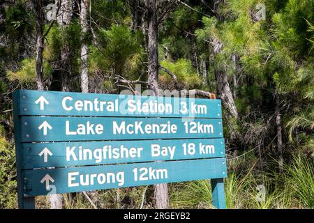 Panneau routier en bois de Fraser Island avec indications pour Lake McKenzie, Central Station, Eurong et Kingfisher Bay, Queensland, Australie Banque D'Images