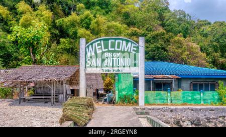 Verde Island, Philippines - 8 avril 2023. Panneau de bienvenue à un port d'entrée pour les bateaux dans le Barangay de San Antonio, dans la province de Batangas. Banque D'Images