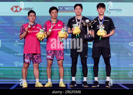 Takuro Hoki et Yugo Kobayashi, du Japon, avec les vainqueurs Seo Seung Jae et Kang min Hyuk, de Corée, posent avec leur médaille après la finale du double masculin matc Banque D'Images