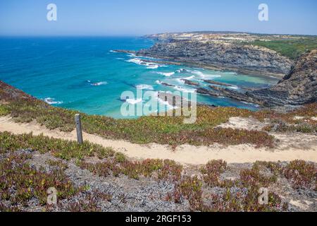 Vue sur le paysage maritime. Côte de Cabo Sardao, Ponta do Cavaleiro, Sao Teotonio, Portugal Banque D'Images