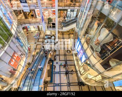 Vue intérieure du Palladium - un centre commercial situé dans le canter de Prague, République tchèque. Banque D'Images