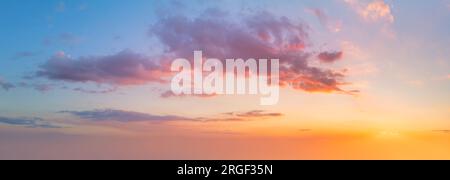 Couleurs pastel du ciel majestueux avec soleil - Panoramic Sunrise Sundown Sanset Sky avec des nuages colorés. Sans oiseaux. Cloudscape naturel. Grand Banque D'Images