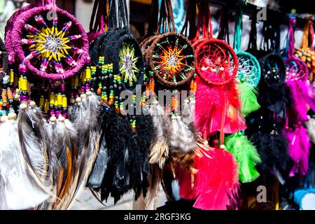 Une exposition colorée de capteurs de rêve à vendre au marché indien à Otavalo en Équateur. Banque D'Images