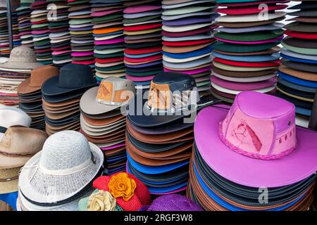 Une sélection colorée de chapeaux en vente sur le marché indien d'Otavalo en Équateur. Le marché vend une vaste gamme d'artisanat et de textiles indiens. Banque D'Images