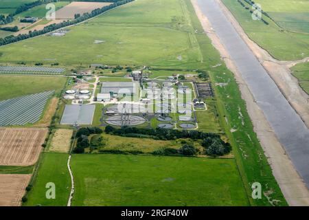 Une image aérienne de United Utilities Water Treatment Works, près de Freckleton, sur la rivière Ribble, au nord-ouest de l'Angleterre, au Royaume-Uni Banque D'Images