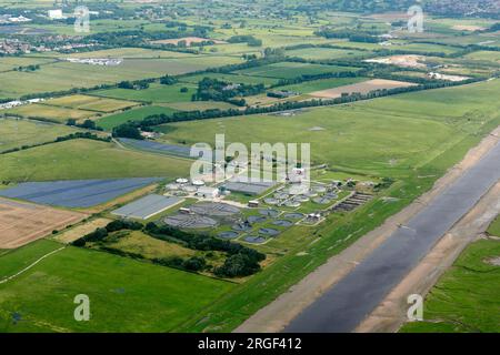 Une image aérienne de United Utilities Water Treatment Works, près de Freckleton, sur la rivière Ribble, au nord-ouest de l'Angleterre, au Royaume-Uni Banque D'Images