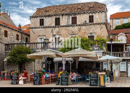 Le pittoresque village de pêcheurs de Cavtat dans la région de Dubrovnik vu d'un point de vue élevé surplombant le village avec un ciel sombre et dramatique Banque D'Images