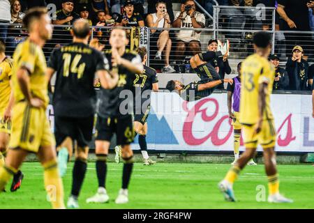 Los Angeles, États-Unis. 08 août 2023. Denis Bouanga du Los Angeles FC bascule en l'air pour célébrer son but lors d'un match de football de la coupe des ligues entre le Real Salt Lake et le Los Angeles FC. Score final ; Los Angeles FC 4:0 Real Salt Lake crédit : SOPA Images Limited/Alamy Live News Banque D'Images