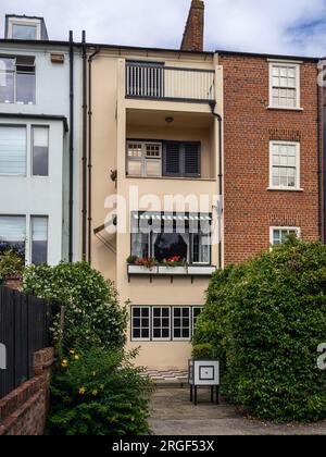 78 Derngate, The Charles Rennie Mackintosh House, Northampton, Royaume-Uni ; balcons à l'arrière de la propriété Banque D'Images