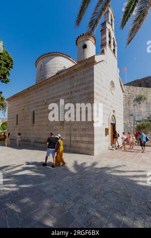Budva est une ville du Monténégro sur la mer Adriatique. Des murs de pierre construits par les Vénitiens entourent les rues étroites de la vieille ville médiévale de Stari Grad Banque D'Images